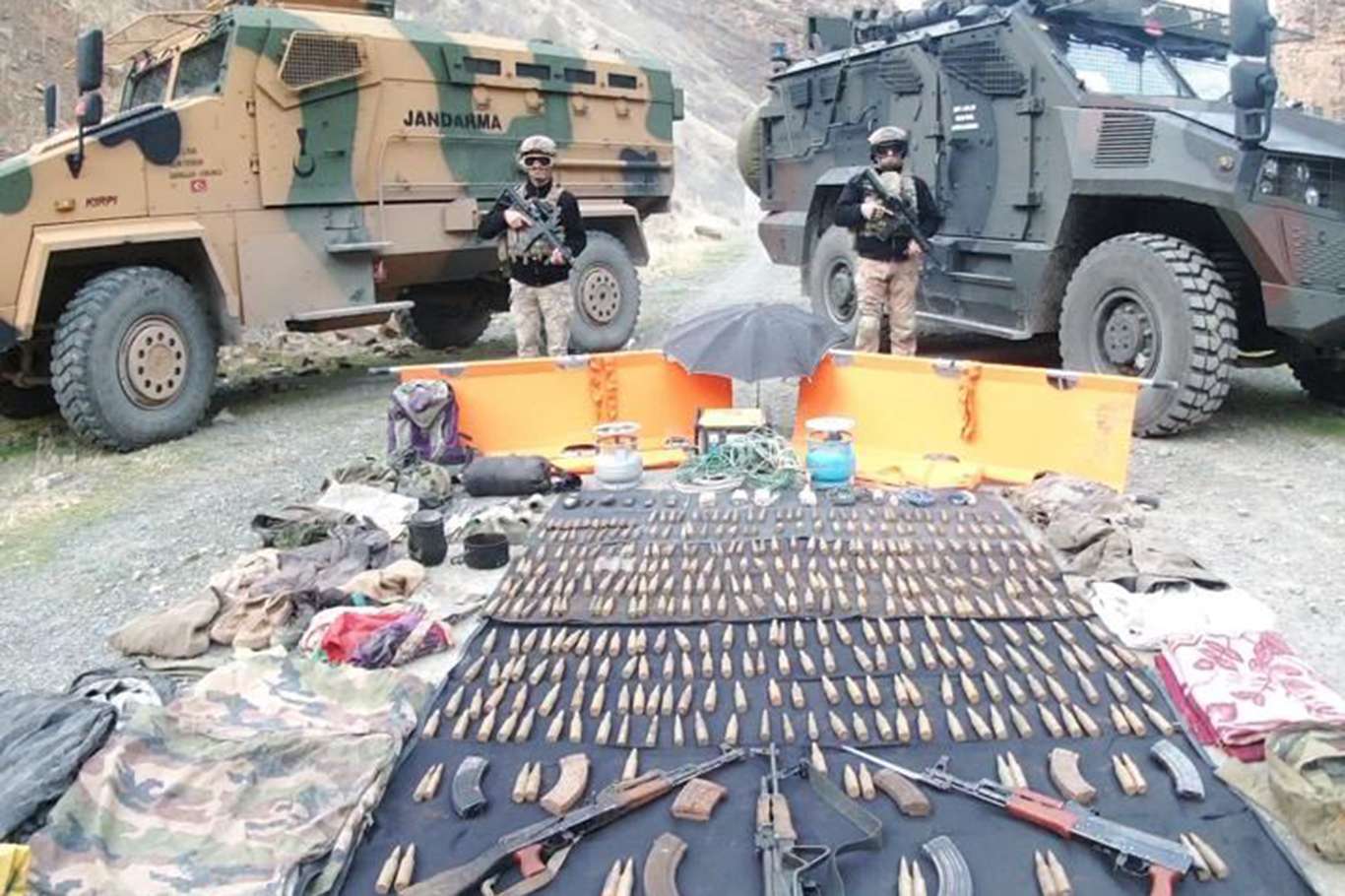 Hakkari'de PKK mensuplarına ait mühimmat ele geçirildi